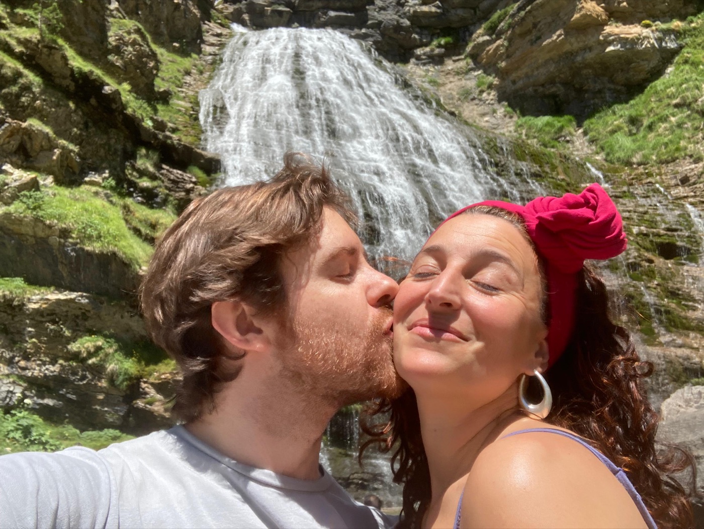 Verónica y Daniel besándose frente a una cascada