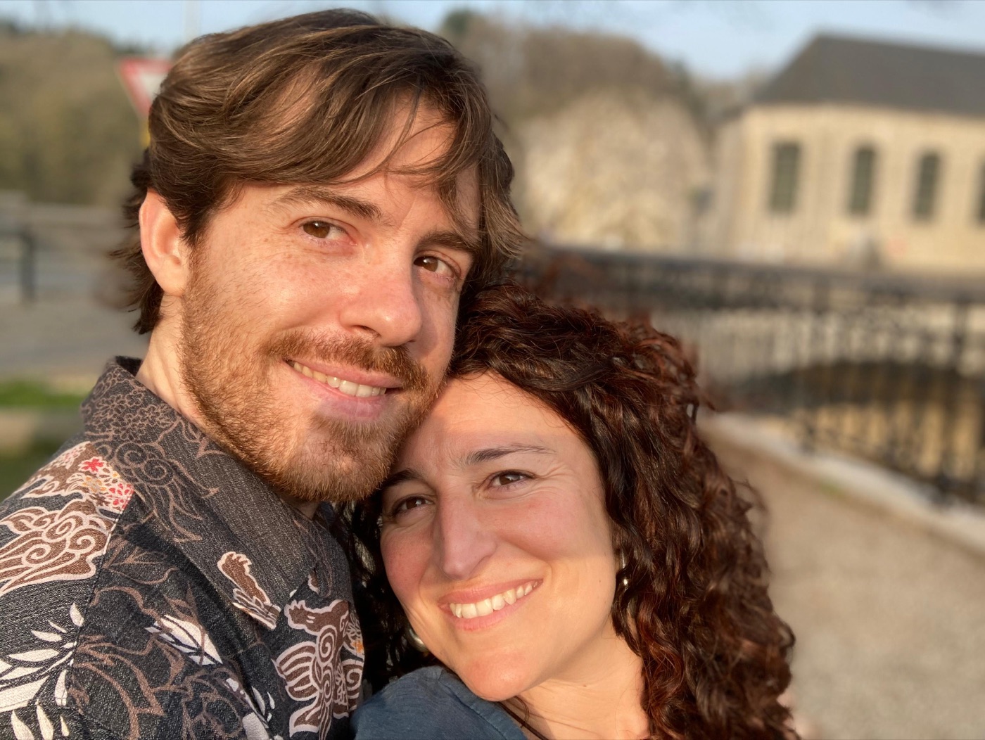 Verónica y Daniel abrazados