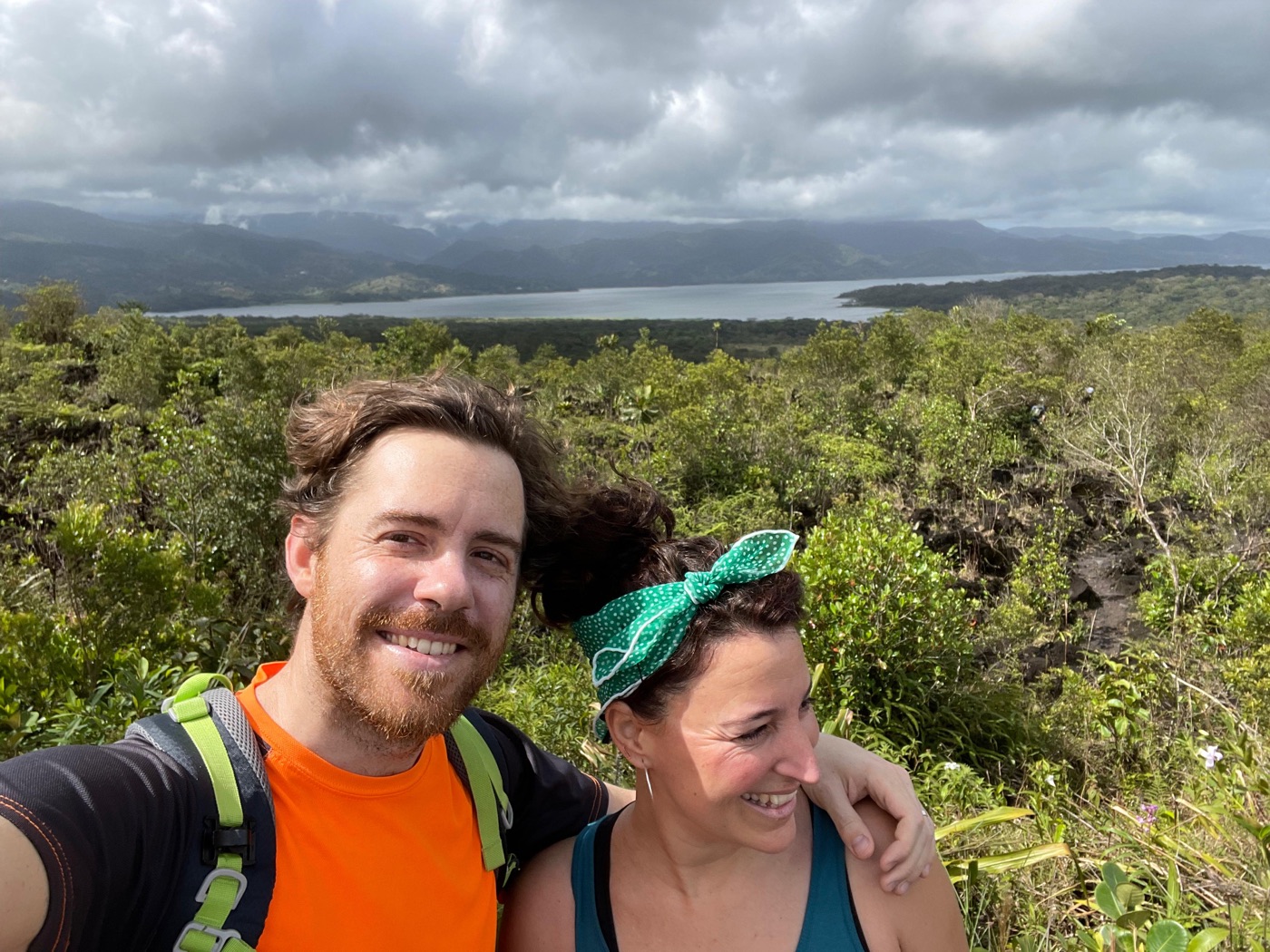Verónica y Daniel de excursión junto a un lago